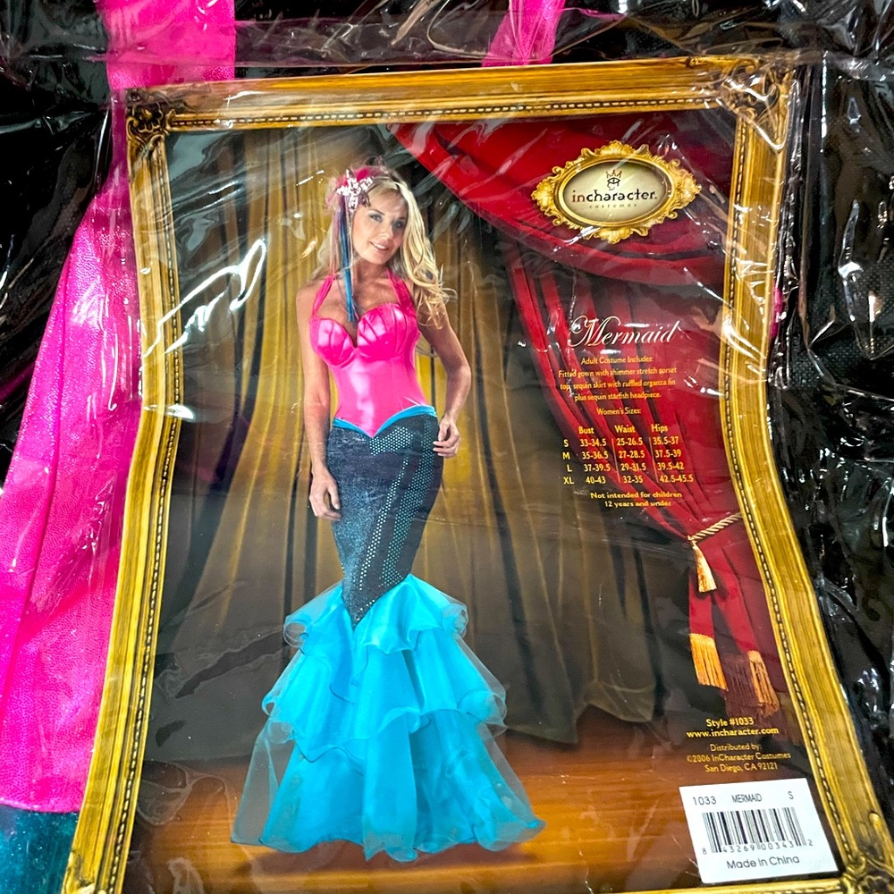 Stunning mermaid costume! My fave